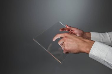 Boş fütüristik şeffaf dijital tablet pc bilgisayar kopya alanı ile holding erkek eller