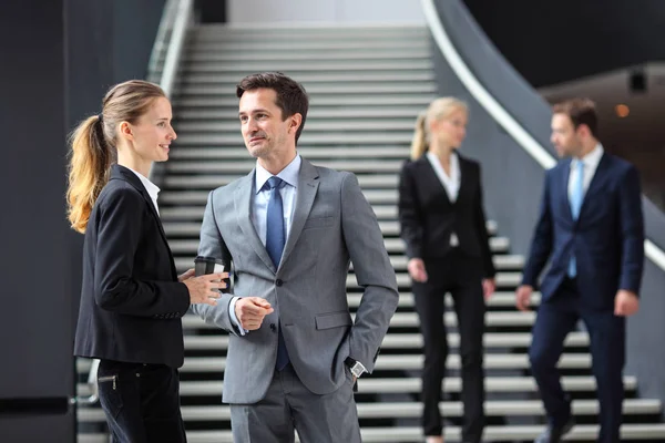 Les Gens Affaires Debout Dans Hall Bureau Parler — Photo