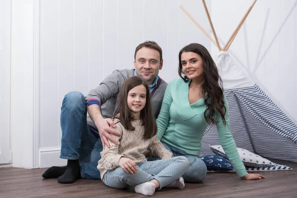 Familieportret Van Gelukkige Ouders Hun Dochter Gebouwd Wigwam Thuis — Stockfoto