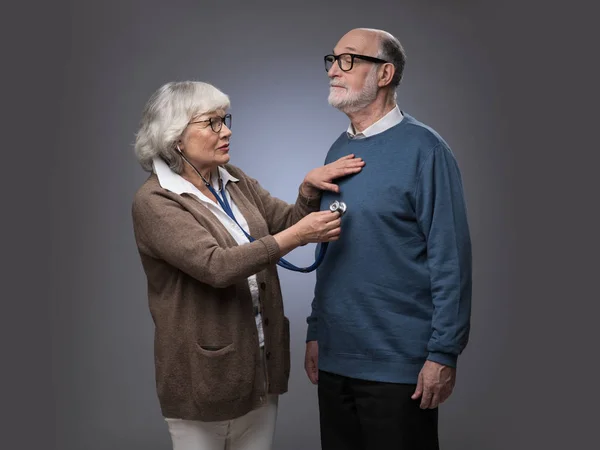 Γέροι Ηλικιωμένη Γυναίκα Που Φροντίζει Ελέγχει Τον Καρδιακό Παλμό Του — Φωτογραφία Αρχείου