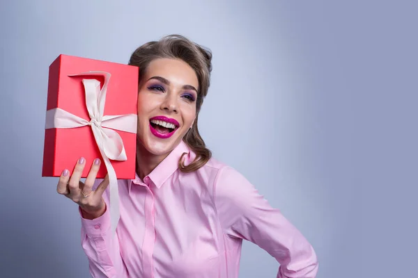 Feliz Bela Mulher Engraçada Segurando Caixa Presente Ouvindo — Fotografia de Stock