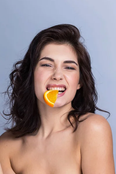 Jeune Femme Drôle Mordre Tranche Orange Concept Saine Alimentation — Photo