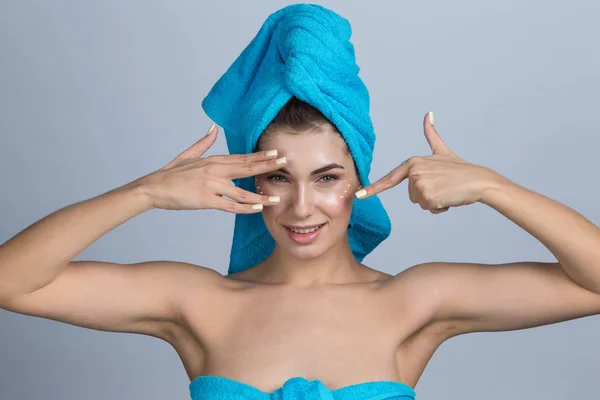 Vacker Kvinna Med Handduk Huvudet Tillämpa Crème Efter Dusch — Stockfoto
