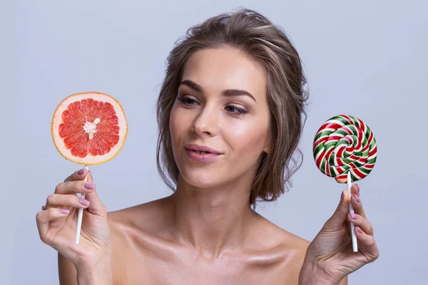 Mulher Jovem Segurando Fatia Toranja Pirulito Doce Conceito Alimentação Saudável — Fotografia de Stock