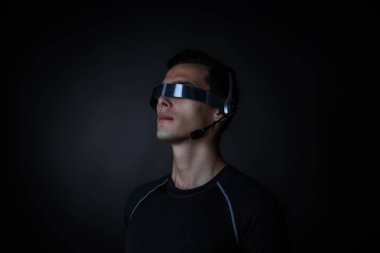 Fütüristik Vr kullanan adam kulaklık mikrofon ile koruyucu gözlük