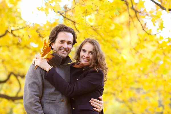 Amor Relación Familia Concepto Personas Pareja Sonriente Abrazándose Parque Otoño — Foto de Stock