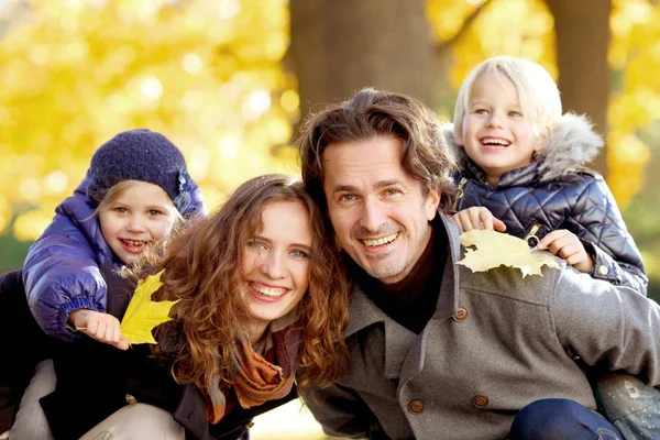 Eltern Geben Kindern Huckepack Fahrt Gelben Herbstpark — Stockfoto