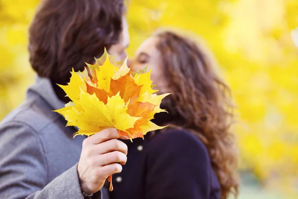 Koncepcja Miłość Związek Rodzinę Ludzie Para Całuje Jesienny Park — Zdjęcie stockowe