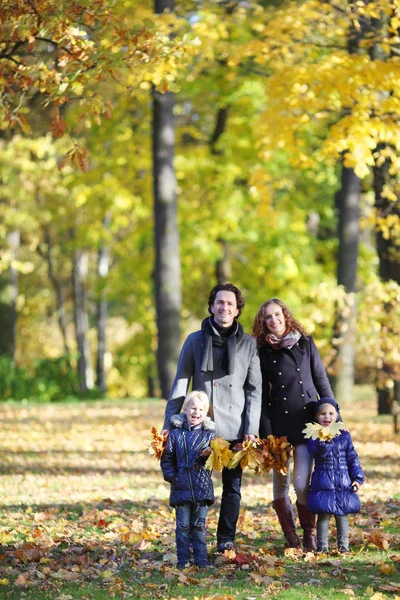 Szczęśliwa Rodzina Dwójką Dzieci Spaceru Parku Jesień Trzymając Się Ręce — Zdjęcie stockowe