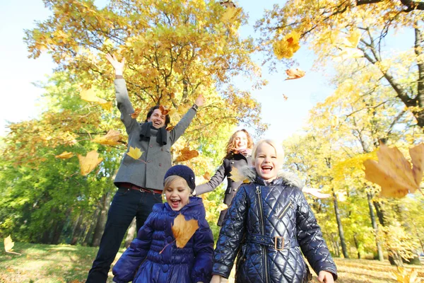 Bonne Famille Jouant Avec Les Feuilles Érable Automne Dans Parc — Photo
