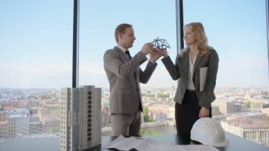 Mimarlar için yatırımcılar, yeni inşaat tartışırken iş sunumu şekiller, modern çok katlı Konut Binası evin, planları ve hardhat masada model