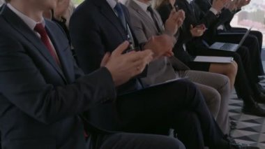 Seyirci eğitim odası, konferans salonu, oturan mutlu iş adamları hoparlör için alkış