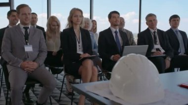 Seyirci eğitim odası, konferans salonu, oturan mutlu iş adamları hoparlör için alkış