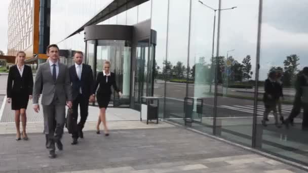Equipo Gente Negocios Caminando Aire Libre Cerca Del Edificio Oficinas — Vídeos de Stock