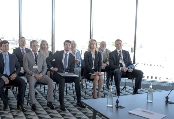 Público Pessoas Negócios Sentado Sala Treinamento Sala Conferências Vista Mesa — Fotografia de Stock