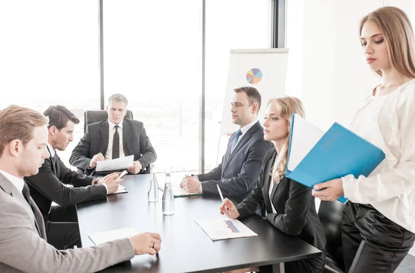 Empresários Sentados Torno Mesa Reuniões Conversando Trabalhando Com Documentos — Fotografia de Stock