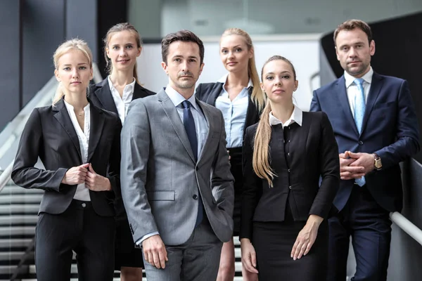 Portret Van Succesvolle Business People Team Staan Samen Modern Kantoorgebouw — Stockfoto