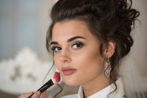 Artist Applying Blush Wedding Make Bride — Stock Photo, Image