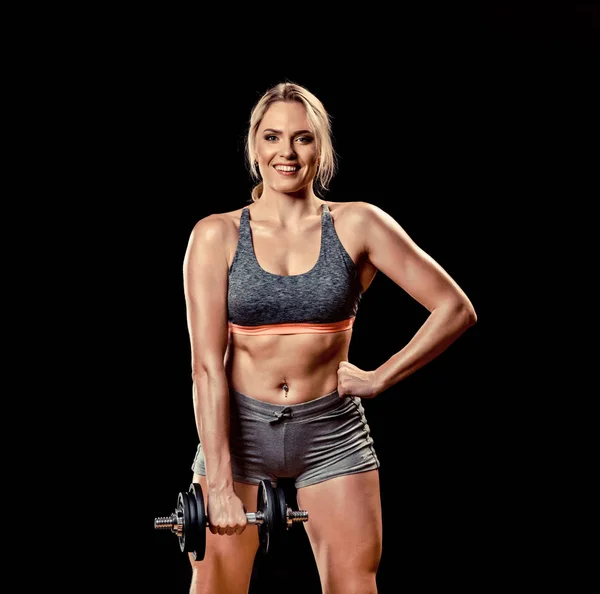 Linda Mulher Muscular Levantando Haltere Isolado Fundo Preto — Fotografia de Stock