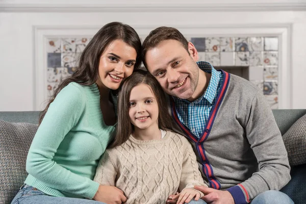 Familieportret Van Gelukkige Ouders Hun Dochter Thuis — Stockfoto