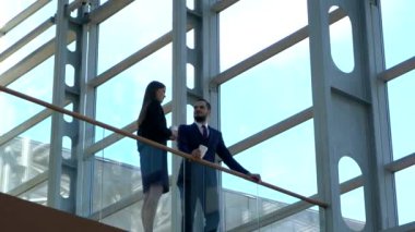 İş ortakları, kahve molası İş Merkezi konuşuyor