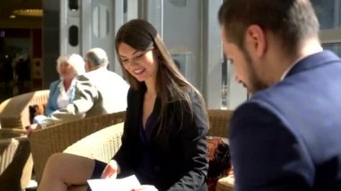 Oturan ve belgeleri ile birlikte çalışan bir ara olan iş adamları