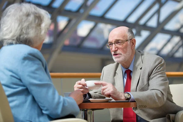 Senioren Unterhalten Sich Café Und Trinken Kaffee — Stockfoto