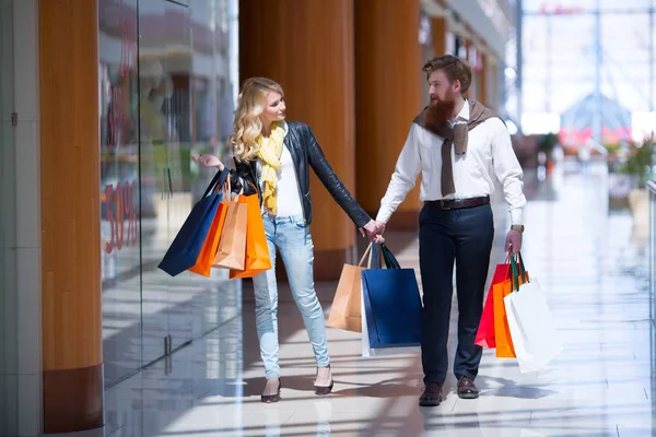 Happy Beautiful Young Couple Shopping Bags Walking Holding Hands Mall — Stock Photo, Image