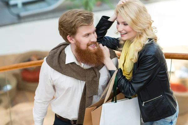 Feliz Hermosa Pareja Joven Con Bolsas Compras Centro Comercial — Foto de Stock