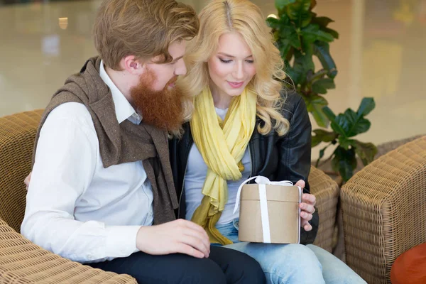 Feliz Hermosa Joven Recibiendo Regalo Novio — Foto de Stock