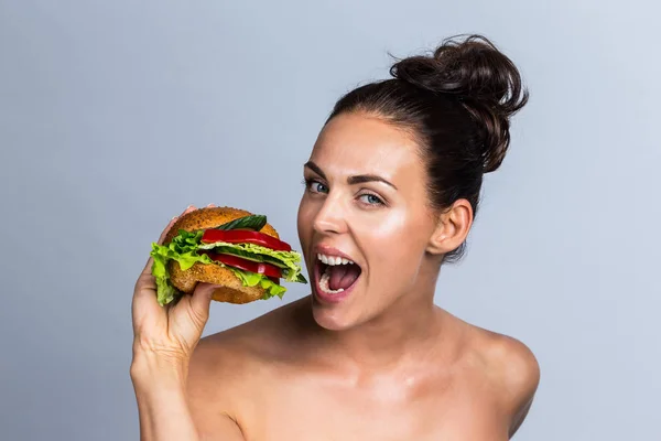 果物や野菜 健康的な食事のコンセプトで作られたハンバーガーを食べる若い女性 — ストック写真