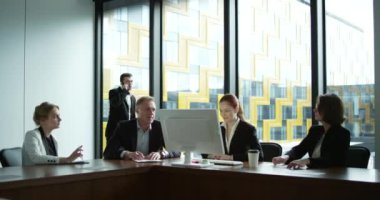 Olumlu iş insanlara bir şey tartışırken, şaka ve gülerek meeintg