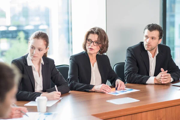 Imagen Los Socios Comerciales Discutiendo Documentos Ideas Reunión — Foto de Stock