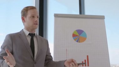 Grup raporları diyagramlar ve grafikler office grafikte flip, izlerken tanıtımı toplantı, iş adamları