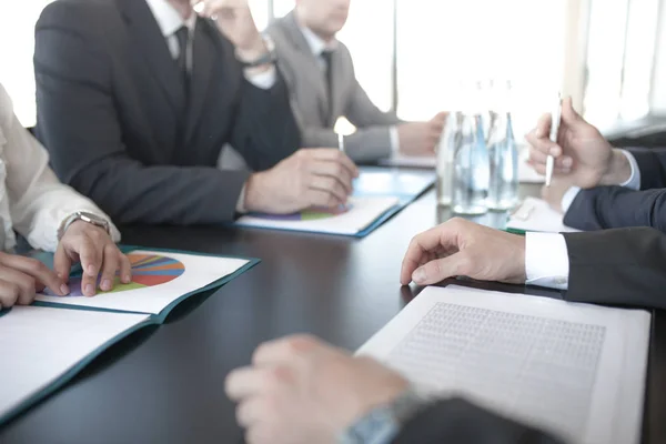 Empresários Que Discutem Documentos Local Trabalho Escritório Sentados Mesa — Fotografia de Stock