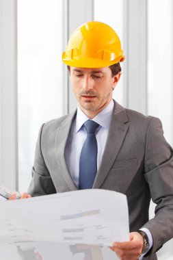 Takım elbise ve hardhat blueprint Office ile çalışan Mimarlar