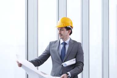 Takım elbise ve hardhat blueprint Office ile çalışan Mimarlar