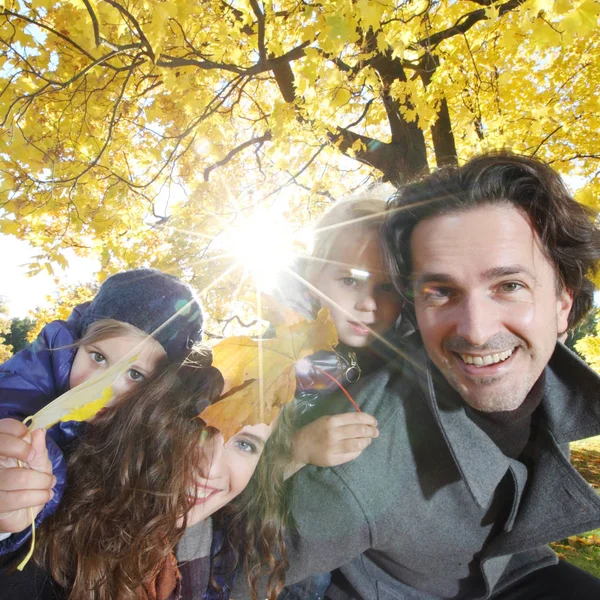 Родители Дети Веселятся Желтом Осеннем Парке — стоковое фото