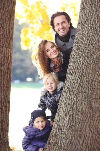 Счастливая Улыбающаяся Семья Родителей Детей Осеннем Парке Рядом Большим Стволом — стоковое фото