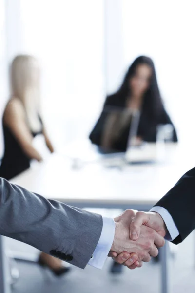 Empresários Apertando Mãos Sala Conferências Colegas Segundo Plano — Fotografia de Stock