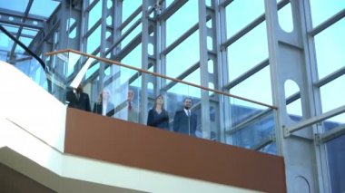 Modern cam ofis binası içinde yürüyüş iş takım