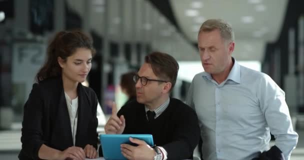 Empresários Olhando Para Tablet Digital Café Durante Uma Reunião — Vídeo de Stock