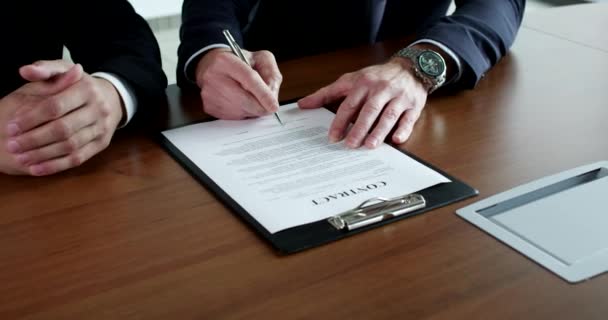 zwei Geschäftsleute unterzeichnen einen Vertrag aus nächster Nähe 