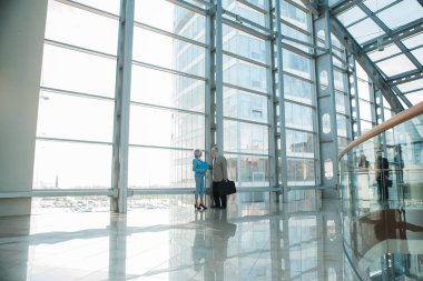 Modern iş Merkezi'nde konuşan üst düzey iş adamları