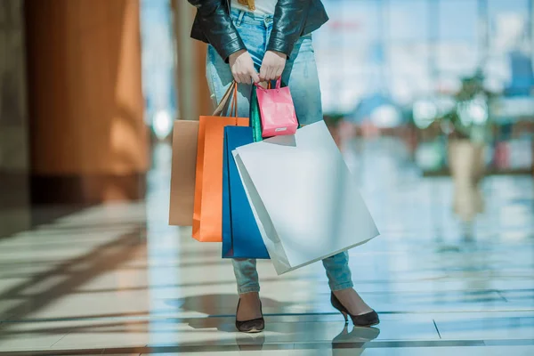 Продажа Люди Улыбающаяся Женщина Красочными Сумками Покупок Фоне Супермаркета — стоковое фото