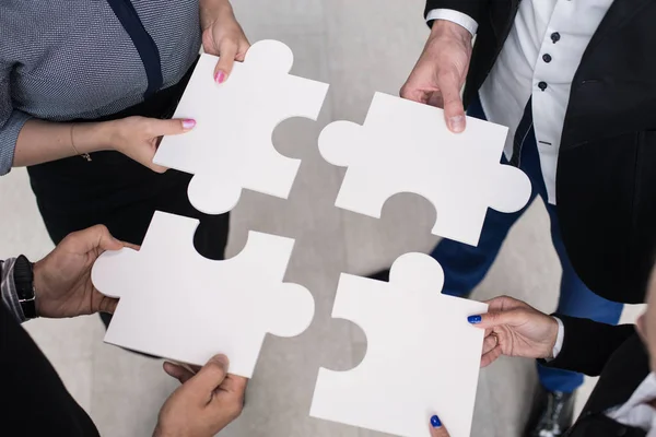 Handen Van Zakenmensen Met Witte Puzzel — Stockfoto