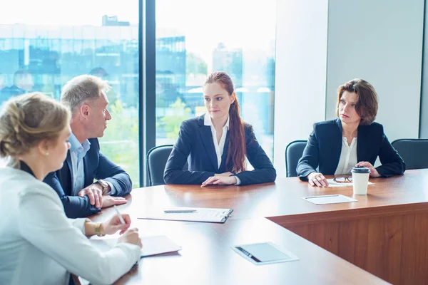 Imagem Parceiros Negócios Discutindo Documentos Ideias Reunião — Fotografia de Stock