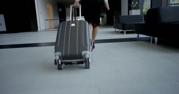 Mulher Negócios Roupas Formais Andando Com Saco Rodas Terminal Aeroporto — Vídeo de Stock