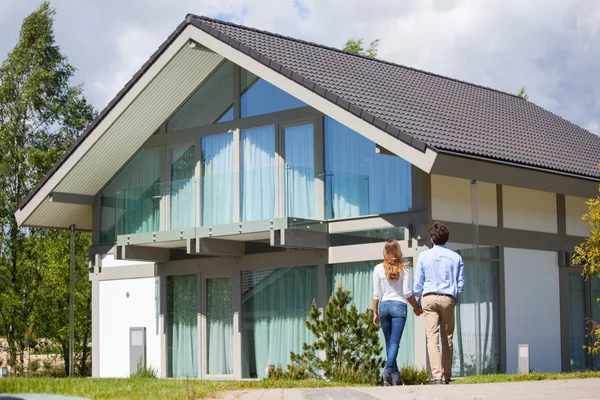 Mutlu çift evlerinin yakınından geçiyor.