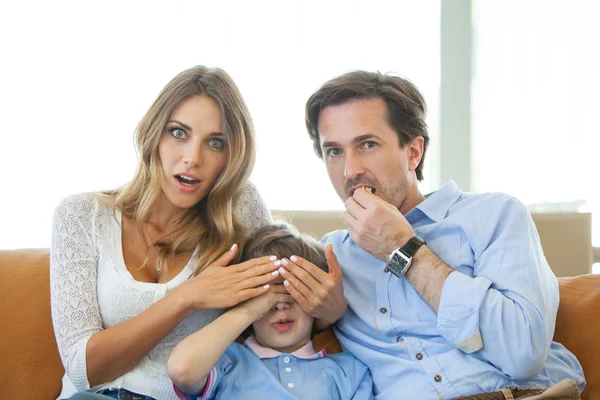 Mooie Jonge Ouders Hun Zoon Kijkt Boy Ogen Sluiten — Stockfoto